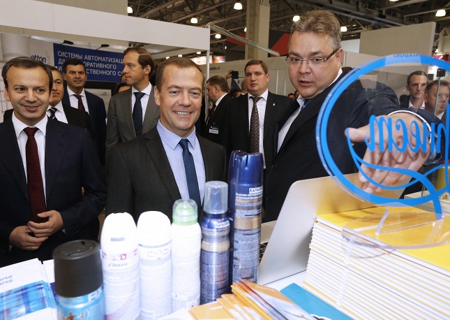 Премьер-министр РФ Дмитрий Медведев на международной выставке Импортозамещение.jpg